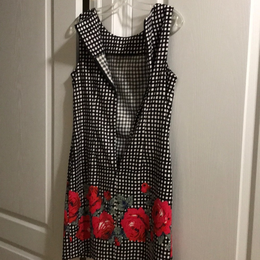 Dress With Rose Design - Picture 2 of 5